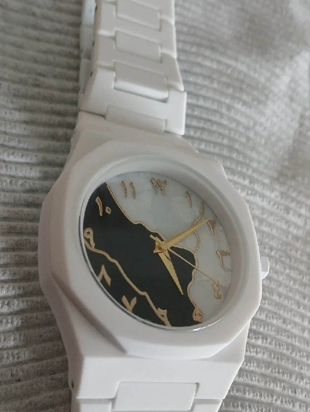 White Fashion Analog Wristwatch with Gold Accents